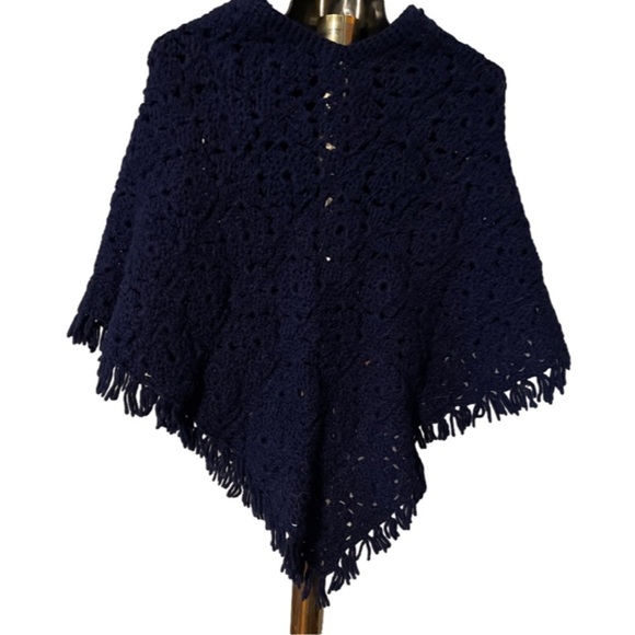 Small hand made navy blue crocheted poncho shrug with fringe - Picture 6 of 10